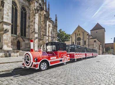 Regensburg Stadtrundfahrt mit der Bimmelbahn Abfahrt vom Domplatz