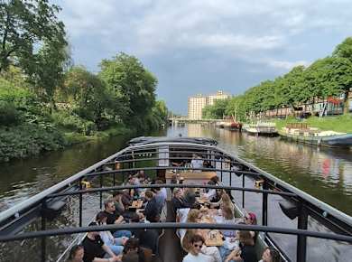 Bootstour auf der schwimmenden Terrasse in Groningen