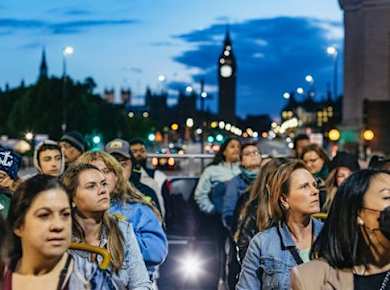 Abendliche Busrundfahrt durch London und malerische Bootsfahrt auf der Themse