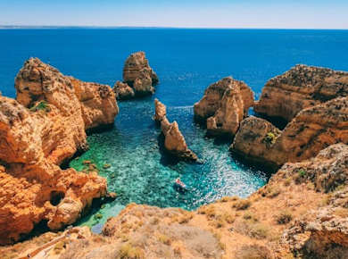 Katamaranfahrt zur Ponta da Piedade mit offener Bar und Mittagessen