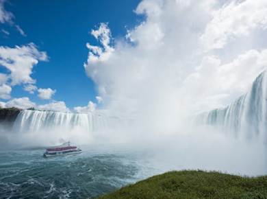 Bootsfahrt auf den Niagarafällen und Tourguide, der die wichtigsten Sehenswürdigkeiten zeigt