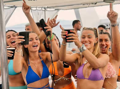 Bootsparty vor der Küste von Mykonos mit DJ an Bord und offener Bar