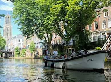 Grachten-Bootsfahrt in Utrecht in einem offenen Boot mit Getränk und Tourguide