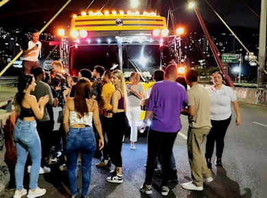 Nacht-Tour durch Medellín in einem Partybus unter freiem Himmel mit Bar-Stopp