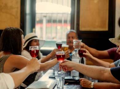 Food-Tour durch den Time Out Market in Barcelona mit Tapas und Wein