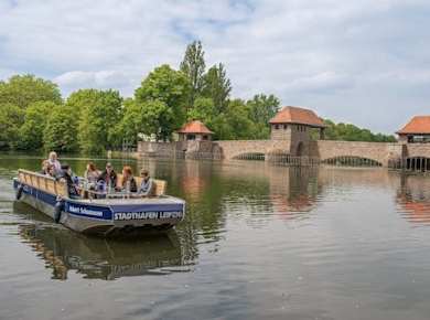 Stadtrundfahrt durch Leipzig mit der Bootsfahrt mit dem Motorboot