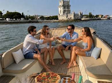 Bootsfahrt auf dem Tejo mit offener Bar und portugiesischen Häppchen