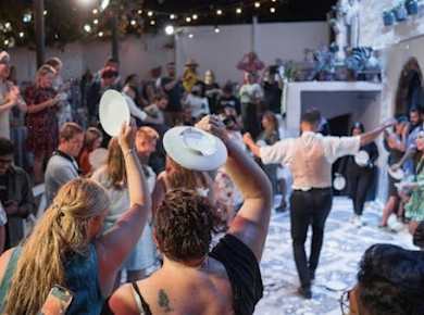 Das interaktive Theatererlebnis „The Greek Wedding Show“ auf Santorin
