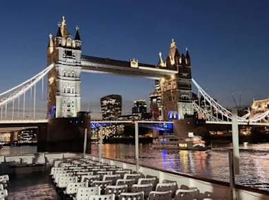 Bootsfahrt auf der Themse in London mit einem Zwei-Gänge-Menü