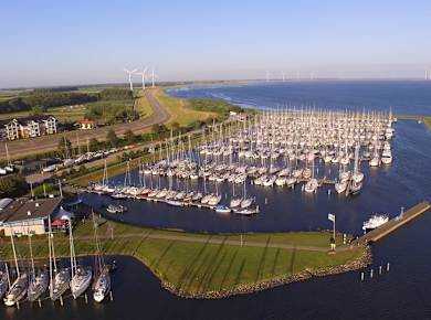 Überblick über den Hafen von Herkingen.