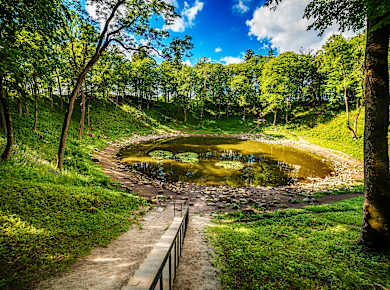 Insel Saaremaa, Meteoritenkrater im Dorf Kaali