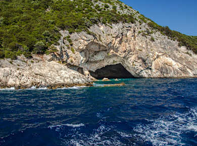 Katomeri (Insel Meganissi), Meeresgrotte »Papanikoli«