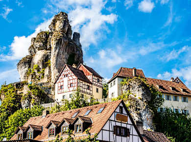Markante Felsformationen neben der Altstadt von Tüchersfeld