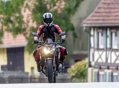 Motorradfahrer bei Münsingen auf der Alb
