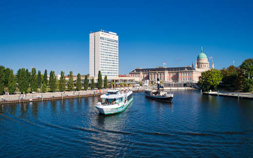 Hybridschiff "MS Schwielowsee und Dampfschiff "Gustav" im Hafen Potsdam, Foto: Weisse Flotte Potsdam GmbH