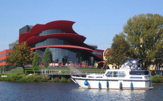 Über Potsdamer und Brandenburger Havelseen, vor dem Hans Otto Theater Potsdam, Foto: Onnen, Lizenz: TMB-Fotoarchiv
