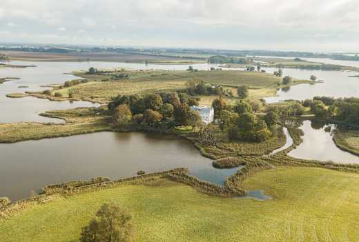 Gut Üselitz aus der Luft - mit viel Freiraum am Wasser