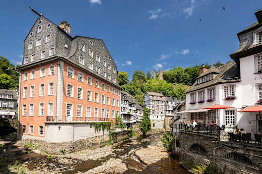 Rotes Haus von der Rurbrücke aus