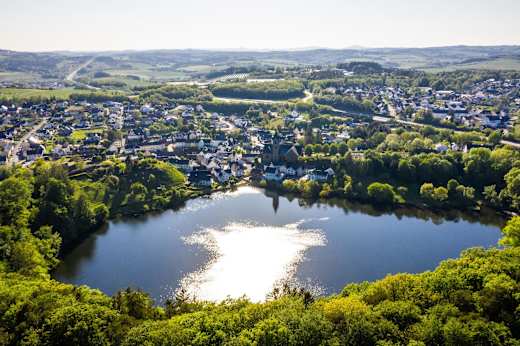 Blick von oben auf das Ulmener Maar