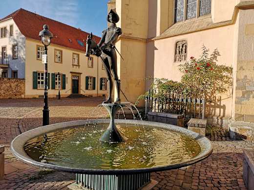 Der Brunnen wurde 1978/79 vom Osnabrücker Bildhauer Hans Gerd Ruwe geschaffen