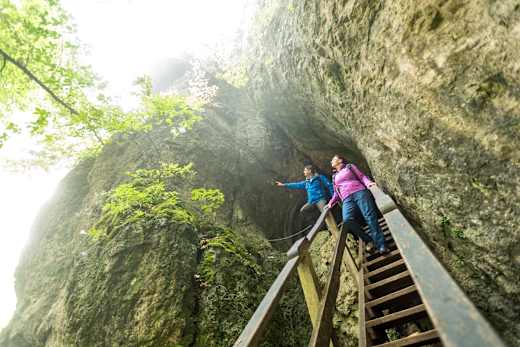 Treppe zur Buchenlochhöhle