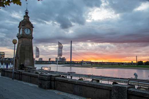 Pegeluhr mit dem Rhein im Hintergrund