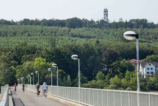 Möhnesee-Turm mit Fußgängerbrücke
