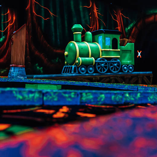 Glowgolfbahn im Innenraum Glowgolf Harz