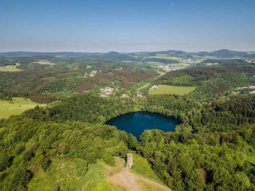 Blick auf das Gemündener Maar und Dronketurm