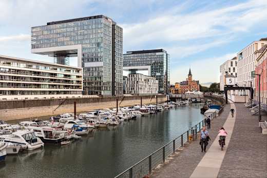 Fahrradfahrer im Rheinauhafen