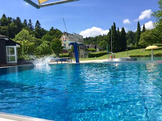 freibad-usseln-mit-sprungturm.jpg