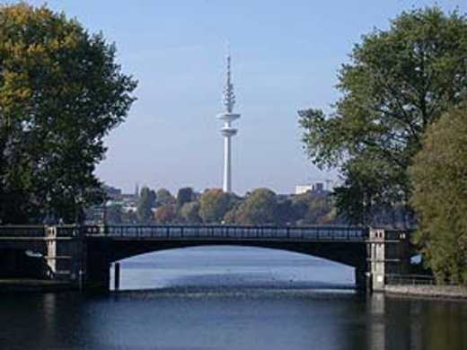 Blick über den Mundsburger Kanal auf den Heinrich-Hertz-Turm.