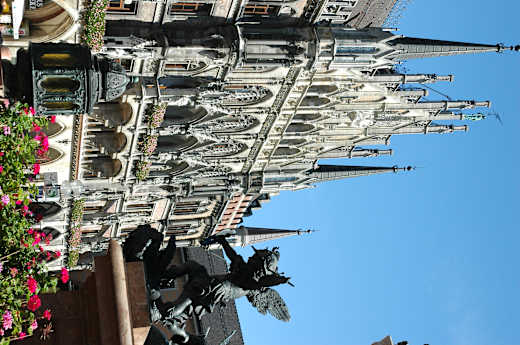 Die Pracht des neugotischen Neuen Rathauses, erbaut um 1900, dominiert den Marienplatz.