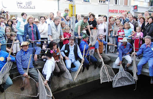 Alljährlich springen Hunderte Memminger am Fischertag in den Stadtbach, um ihn leerzufischen.