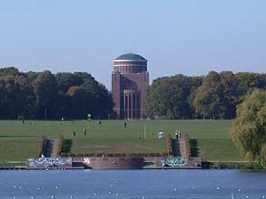 Stadtpark: Große Festwiese und Planetarium.