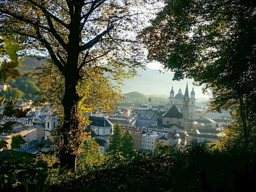 Blick vom Mönchsberg auf die Stadt Salzburg