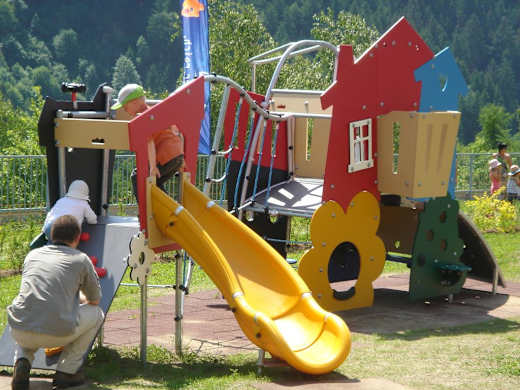 Spielplatz auf der Einhausung in Trebesing
