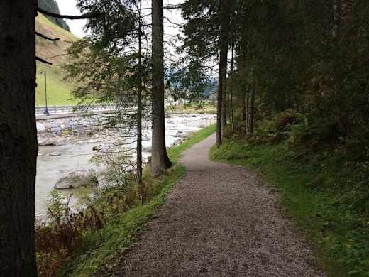 Entlang des Gerlosbachs führt ein nett angelegter Weg. Kunstwerke und Informationstafeln machen den Spaziergang abwechslungsreich.