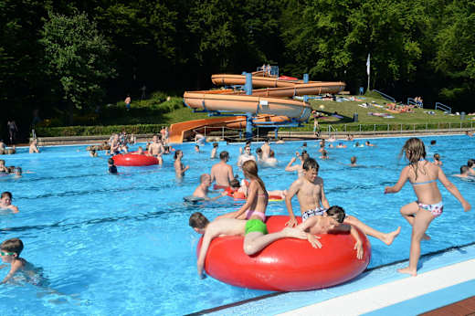 Übersicht Schwimmbecken mit Riesenrutsche
