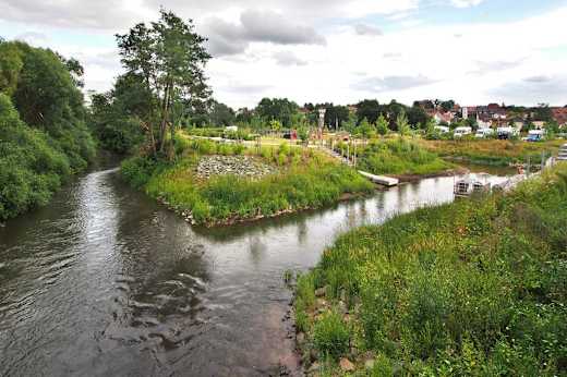 Blick von der Werrabrücke zur Erlebnisinsel Flößrasen