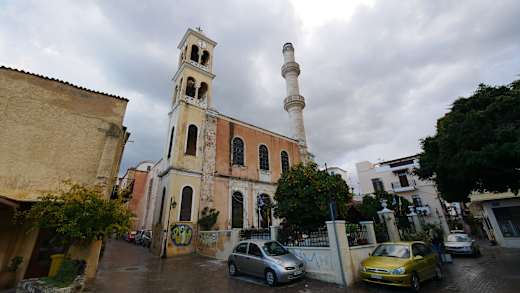 Die Ágios-Nikólaos-Kirche mit Glockenturm und Minarett