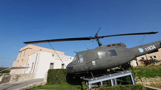 Militärhubschrauber vor dem Heeresmuseum in Chromonastiri