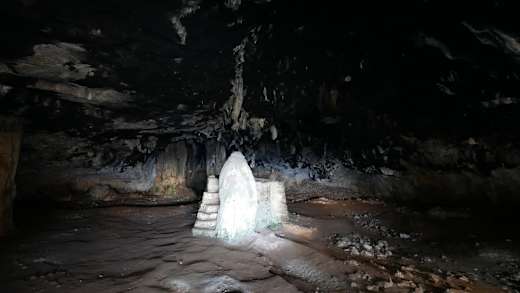 Der bärenförmige Stalagmit in der Bärenhöhle