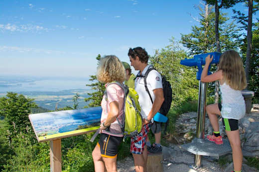 Die Marquartsteiner SalzAlpenTour ist identisch mit dem Bergwalderlebnisweg Staffen und bietet beeindruckende Aussichten - z.B. über den Chiemsee