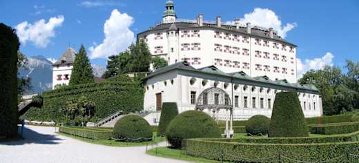 Das Schloss Ambras von außen
