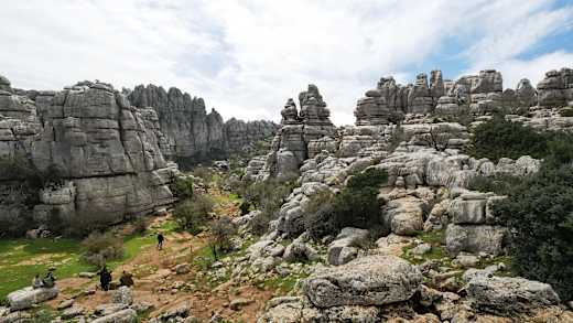 Pfad durch das spektakuläre Felslabyrinth des Naturparks