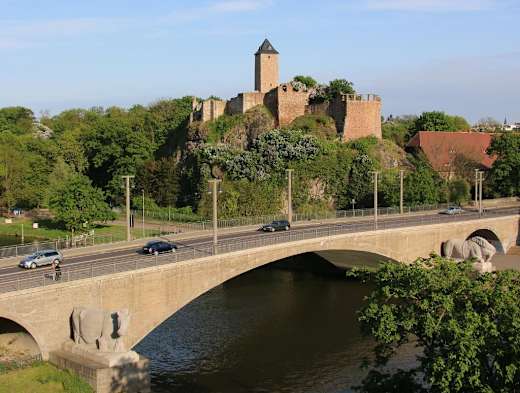 Blick auf die Giebichensteinbrücke, im Hintergrund Burg Giebichenstein, 2018