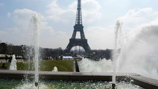 Die Pariserinnen: Trocadero, Eiffelturm und Invalidendom
