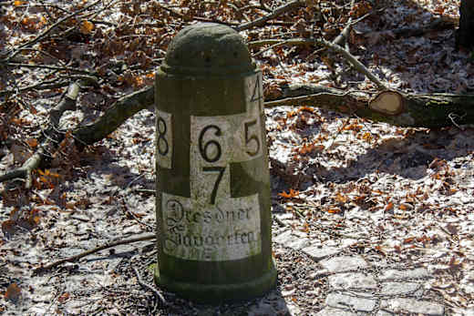 Wegsäule am Zentrum des sternenförmigen alten Wegnetzes am Saugarten