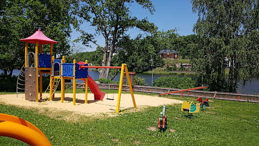 Idyllisch gelegener Spielplatz mit direktem Blick auf den Stieger See